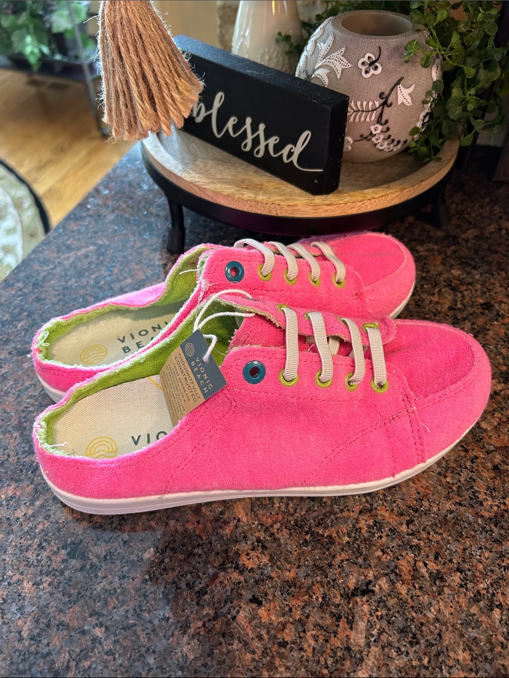 NWT Womens Vionic Beach 
Terrycloth Mule in pink (size 6.5)